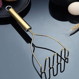 Gouden aardappelstamper, roestvrijstalen hoogwaardige metalen aardappelreicer met titanium vergulding, voedselstamper gebruiksvoorwerp, handstamper, groentefruit puree, vaatwasmachinebestendig (9,6 inch)