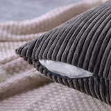 Het pakket bevat 2 x kussenhoezen. (Kussens niet inbegrepen.) Perfect formaat: elke kussenhoes meet 45 x 45 cm