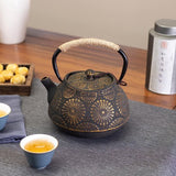 Theepot van gietijzer, Japanse theepot met infuser voor los blad, grote capaciteit, 1200 ml, Sakura design theepot voor fornuis met geëmailleerd interieur, Bredemeijer theepot, zwart