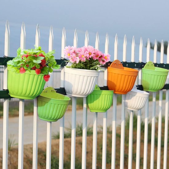 Set van 2 stuks buiten hangende plantenbakken muur hangende plastic bloempot voor balkonhek wandgemonteerde plantenbakken met afvoer en 4 haken (groen+groen)