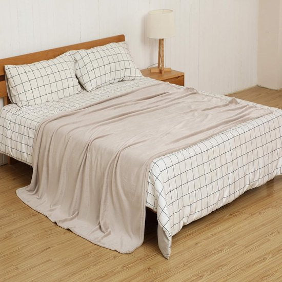 Fleecedeken/knuffeldeken - flanel, extra zacht en warm - kreukbestendig/verkleurt niet, te gebruiken als bedsprei of deken op de bank - 150 x 200 cm - Beige