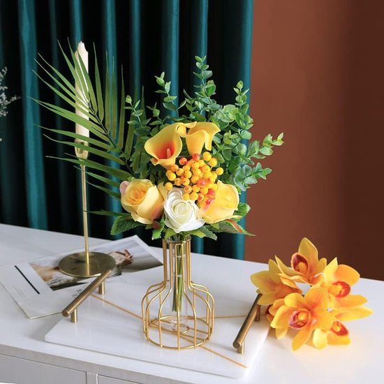 Materiaal: de vaas is gemaakt van een goudkleurig metalen frame en een hangende glazen buis