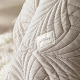 Elegante sprei in beige 200 x 220 cm Veelzijdige deken als bedsprei of banksprei voor bed- en bankquiltstijl Ideaal als sprei fluweel fluweel