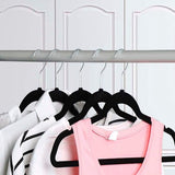 Kleerhangers fluweel kleerhangers 50 stuks jassenhangers met antislip oppervlak beugel 360° draaibare haak zwart