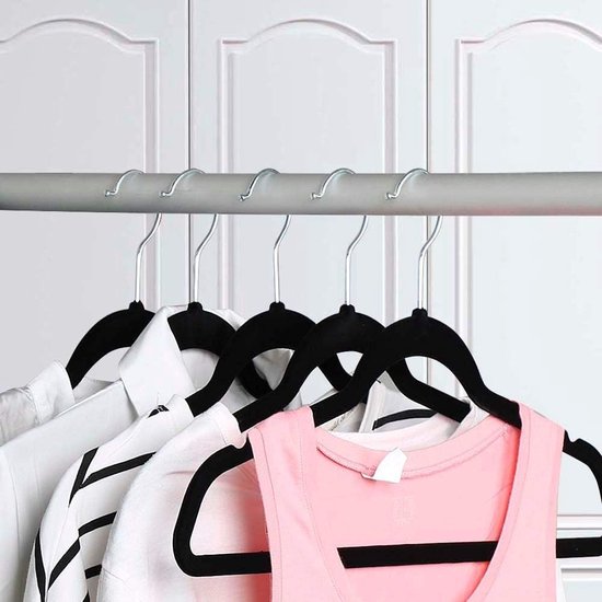 Kleerhangers fluweel kleerhangers 50 stuks jassenhangers met antislip oppervlak beugel 360° draaibare haak zwart