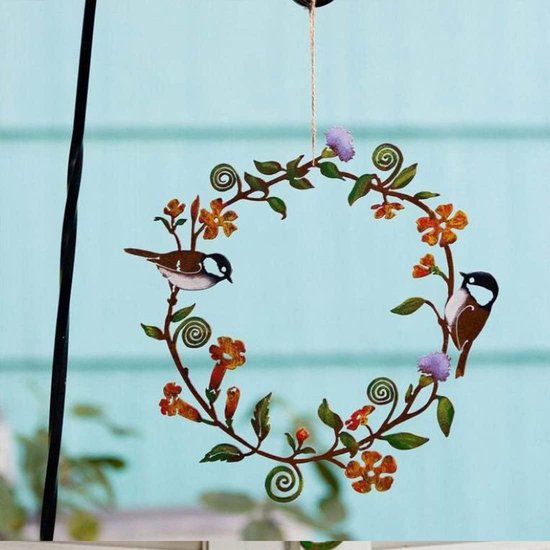 Voeg een vleugje vintage charme toe aan je huis met een mooie metalen deurslinger. De krans toont bladeren, bloemen en vogels