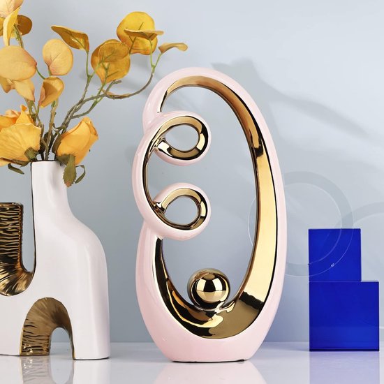 De grootte van het abstracte keramische beeld is 30 cm H x 20 cm L x 3 cm B