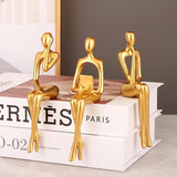 Het gouden Thinker-beeldhouwwerk is gemaakt van harsmateriaal,