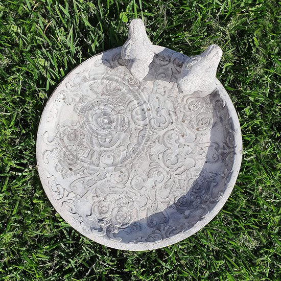 Vogelbad voor de tuin, vogelbad (24 en 30 cm) met 2 decoratieve vogels voor wilde vogels met rozenornamenten, veilige verpakking, niet vorstbestendig