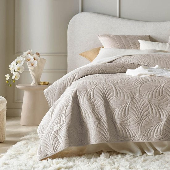 Elegante sprei in beige 200 x 220 cm Veelzijdige deken als bedsprei of banksprei voor bed- en bankquiltstijl Ideaal als sprei fluweel fluweel