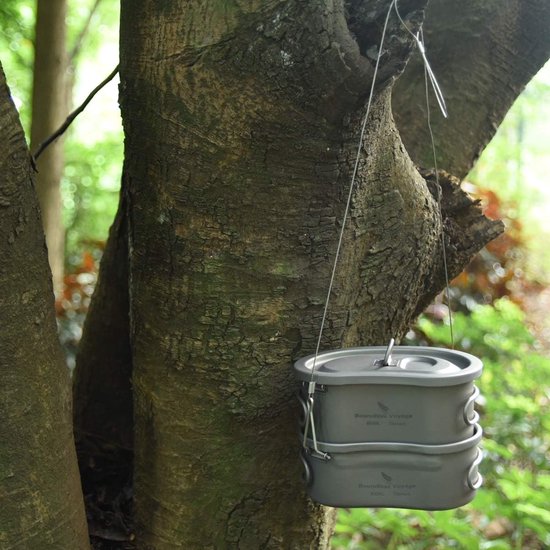 Titanium pot met inklapbaar handvat voor buiten kamperen en wandelen. Ultralichte komset met ophangtouw.