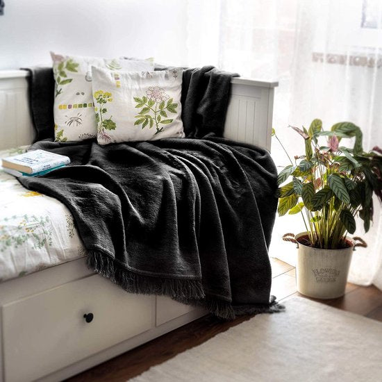 KADAX Knuffeldeken, zachte woondeken met franjes, 150 cm x 200 cm, bankdeken, warme deken voor bank, bed, sprei van katoen, acryl, onderhoudsvriendelijk (zwart)