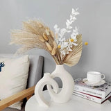 Witte keramische vaas voor huisdecoratie, set van 2 matte holle bloemenvazen, minimalistische Scandinavische boho-stijl middelpunt vazen ​​voor bruiloft eettafel feest woonkamer kantoor slaapkamer