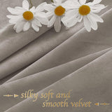 Productdetails: Verkocht als twee stuks fluwelen gordijnen. Hoogte 260 cm x breedte 132 cm per stuk. (De hoogte wordt gemeten vanaf het bovendeel van de inslagringen.