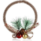 decoratieve kerstkrans - adventskrans met kegels, strik, ballen en dennengroen - goudkleurige kerstkrans - kerstdecoratiehanger