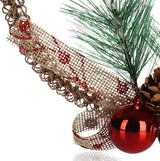 decoratieve kerstkrans - adventskrans met kegels, strik, ballen en dennengroen - goudkleurige kerstkrans - kerstdecoratiehanger