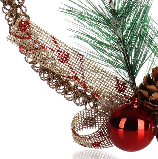 decoratieve kerstkrans - adventskrans met kegels, strik, ballen en dennengroen - goudkleurige kerstkrans - kerstdecoratiehanger
