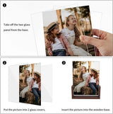 Dubbelzijdige fotolijst 20 x 25 cm van glas met een bruine houten onderlegger voor tafelblad, set van 2