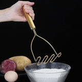 Gouden aardappelstamper, roestvrijstalen hoogwaardige metalen aardappelreicer met titanium vergulding, voedselstamper gebruiksvoorwerp, handstamper, groentefruit puree, vaatwasmachinebestendig (9,6 inch)