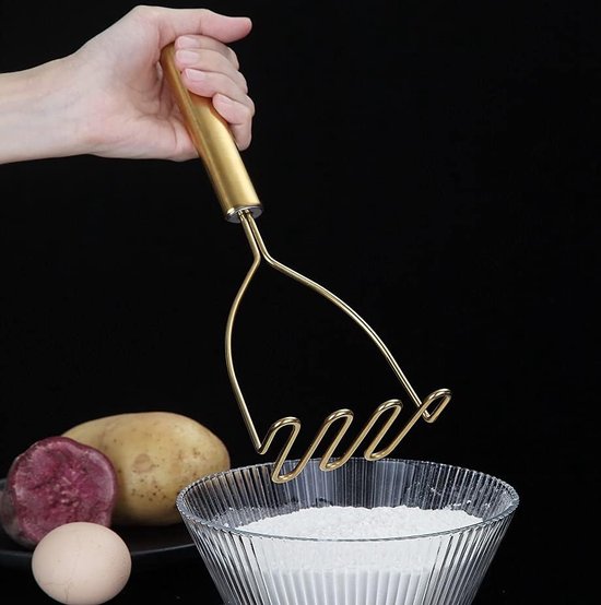 Gouden aardappelstamper, roestvrijstalen hoogwaardige metalen aardappelreicer met titanium vergulding, voedselstamper gebruiksvoorwerp, handstamper, groentefruit puree, vaatwasmachinebestendig (9,6 inch)