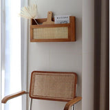 Wandgemonteerde tijdschriftenstandaard met PE-rotan rooster, afmetingen 44 x 24 x 10 cm, krantenhouder, wandorganizer voor entree, woonkamer, wachtkamer, kinderkamer, kantoor (bruin)