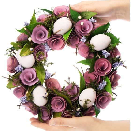 Paaskrans met bloemen van hout en eieren, decoratieve tafelkrans, deurkrans met hanger, stijlvolle paasdecoratie. Translation: Paaswreath met bloemen van hout en eieren, decoratieve tafelwreath, deurwreath met hanger, stijlvolle paasdecoratie.