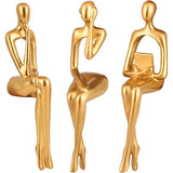 Het gouden Thinker-beeldhouwwerk is gemaakt van harsmateriaal,