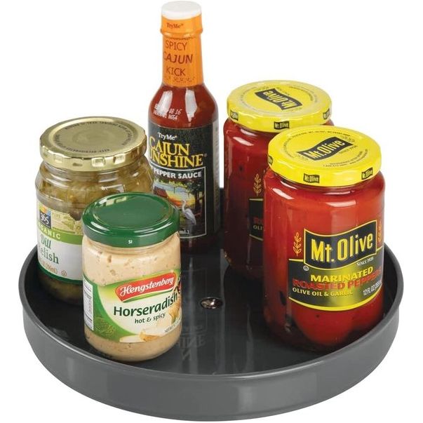 mDesign 9" Diameter Keukenplank Lazy Susan - Handig Keukenkast Kruidenrek - Roterende Plastic Kruidenhouder - Houtskoolgrijs