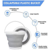 Siliconen opvouwbare emmer 10L is een handige, opvouwbare emmer die ideaal is voor thuis schoonmaken, kamperen, vissen, autowassen, keukengebruik en als draagbare watercontainer. De emmer is grijs van kleur.