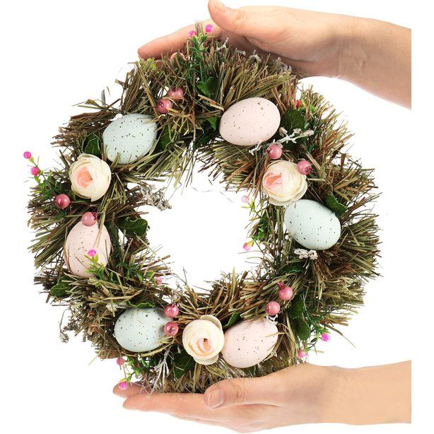 Paaskrans met bloemen en eieren, decoratieve tafelkrans, deurkrans met ophanghaak. Translation: Paaswreath met bloemen en eieren, decoratieve tafelwreath, deurwreath met ophanghaak.
