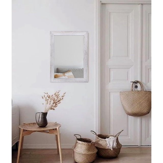 Spiegel voor aan de muur, gemaakt van rustiek hout en ingelijst. Deze decoratieve spiegel is perfect voor een boerderijstijl slaapkamer of badkamer. Hang de spiegel aan de muur voor een witte rechthoekige muurdecoratie.