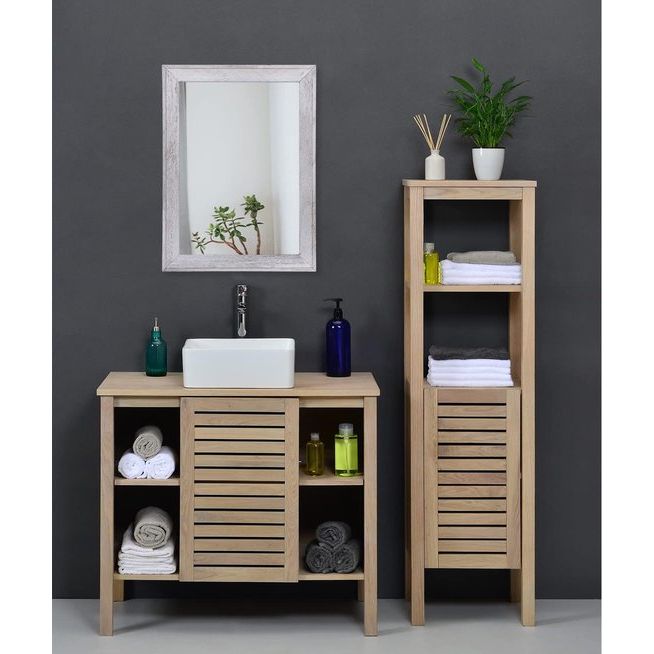 Spiegel voor aan de muur, gemaakt van rustiek hout en ingelijst. Deze decoratieve spiegel is perfect voor een boerderijstijl slaapkamer of badkamer. Hang de spiegel aan de muur voor een witte rechthoekige muurdecoratie.