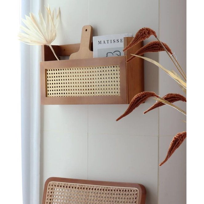 Wandgemonteerde tijdschriftenstandaard met PE-rotan rooster, afmetingen 44 x 24 x 10 cm, krantenhouder, wandorganizer voor entree, woonkamer, wachtkamer, kinderkamer, kantoor (bruin)