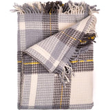 knuffeldekens bestaan uit 58% katoen, 32% acryl, 10% polyester en brengen zo met een afmeting van 150 x 200 cm natuurlijk comfort in de woon- of slaapkamer