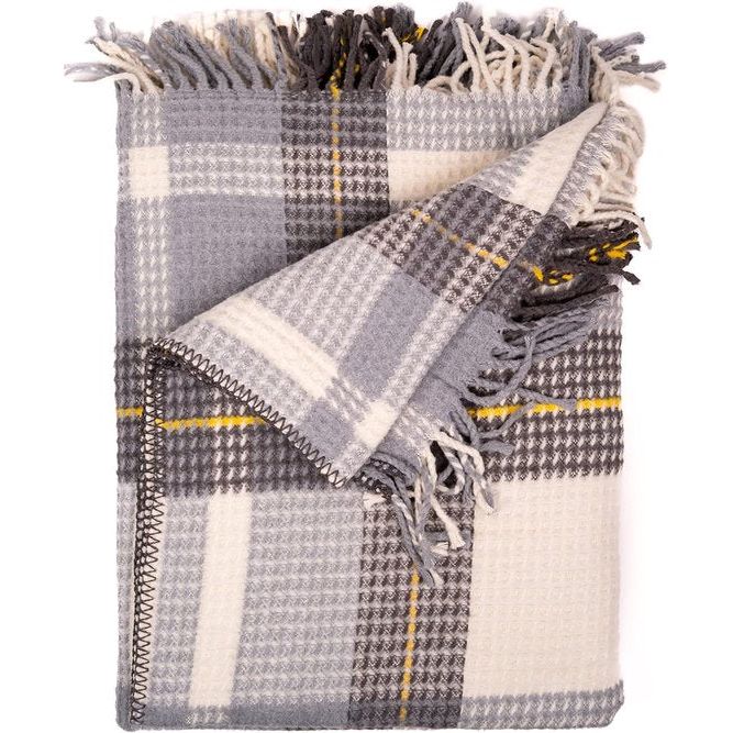 knuffeldekens bestaan uit 58% katoen, 32% acryl, 10% polyester en brengen zo met een afmeting van 150 x 200 cm natuurlijk comfort in de woon- of slaapkamer