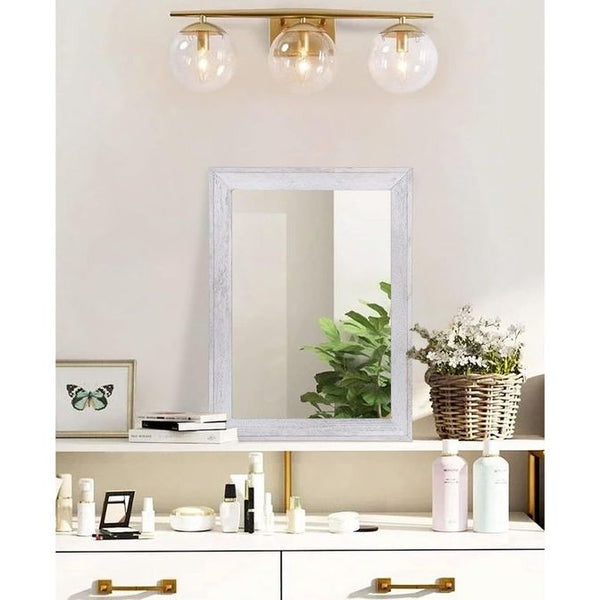 Spiegel voor aan de muur, gemaakt van rustiek hout en ingelijst. Deze decoratieve spiegel is perfect voor een boerderijstijl slaapkamer of badkamer. Hang de spiegel aan de muur voor een witte rechthoekige muurdecoratie.