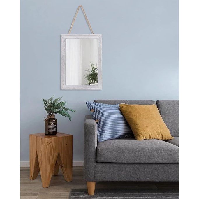 Spiegel voor aan de muur, gemaakt van rustiek hout en ingelijst. Deze decoratieve spiegel is perfect voor een boerderijstijl slaapkamer of badkamer. Hang de spiegel aan de muur voor een witte rechthoekige muurdecoratie.