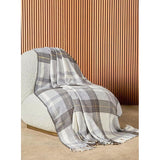 knuffeldekens bestaan uit 58% katoen, 32% acryl, 10% polyester en brengen zo met een afmeting van 150 x 200 cm natuurlijk comfort in de woon- of slaapkamer