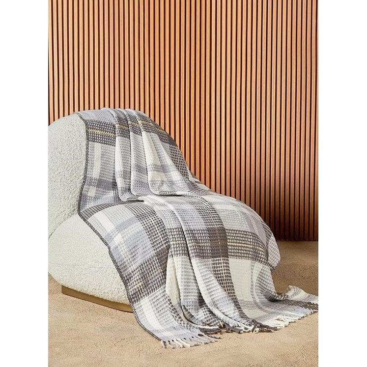 knuffeldekens bestaan uit 58% katoen, 32% acryl, 10% polyester en brengen zo met een afmeting van 150 x 200 cm natuurlijk comfort in de woon- of slaapkamer