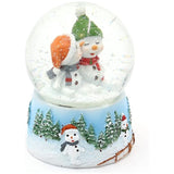 Sneeuwbol met sneeuwkinderen met muts op op een uitvoerig versierde sokkel, afmetingen L/B/H: 6,5 x 6,5 x 9 cm, bol Ø 6,5 cm.