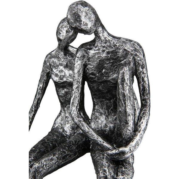 Figuursculptuur van een zittend stel op de rand H 25 x B 18 in antieklook zilver