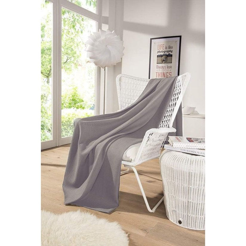 Sprei, 220 x 240 cm, wafelpiqué, lichte zomerdeken van 100% katoen, luchtige bankdeken, veelzijdig inzetbaar, onderhoudsvriendelijke woondeken, katoenen deken, kleur: lichtgrijs