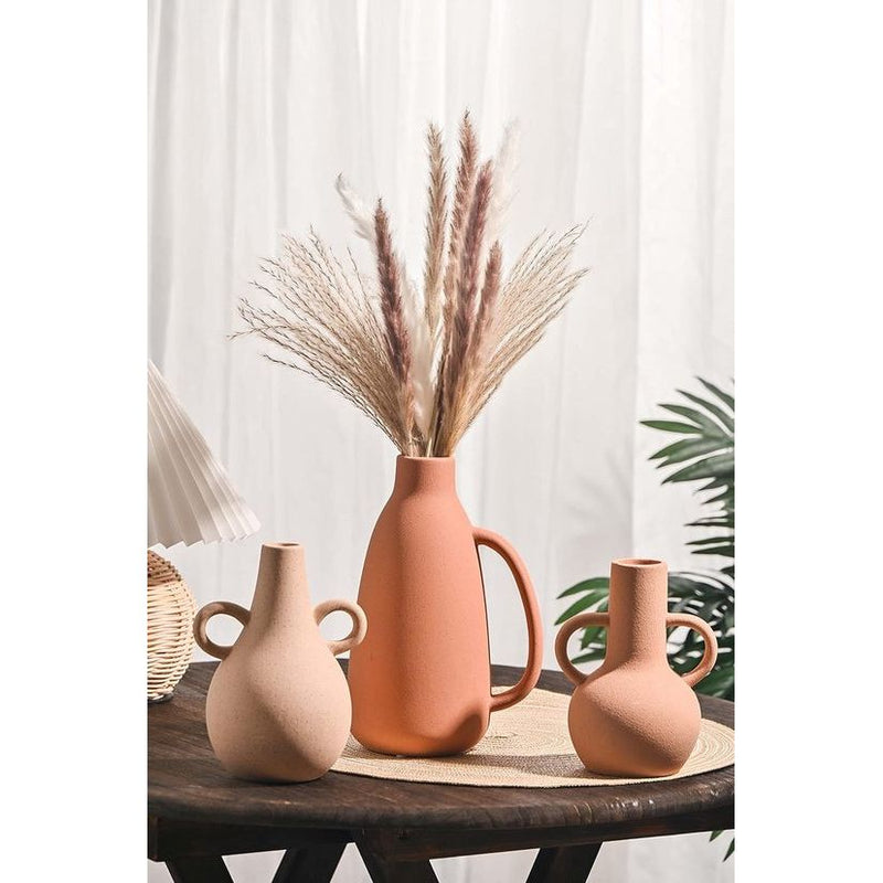 vaas is 12 cm hoog met een opening van 2 cm.