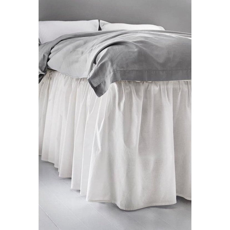 Bedrok, gemaakt van 100% hoogwaardig biologisch katoen, met een hoogte van 60 cm, in de kleur wit, afmetingen 90 x 200 cm.