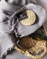 Premium sprei met handgeknoopte franjes, 100% katoen, 150 x 220 cm, wafelpiqué zomerdeken, katoenen deken als bedsprei, banksprei en bankdeken, grijs